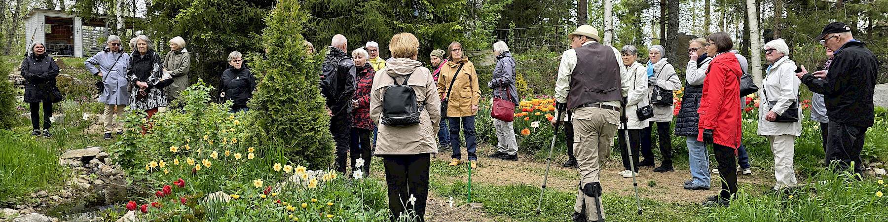 Nokian seniorien vierailu Pölkinvuoren sipulikukkatarhassa ja Nuutajärven lasikylässä