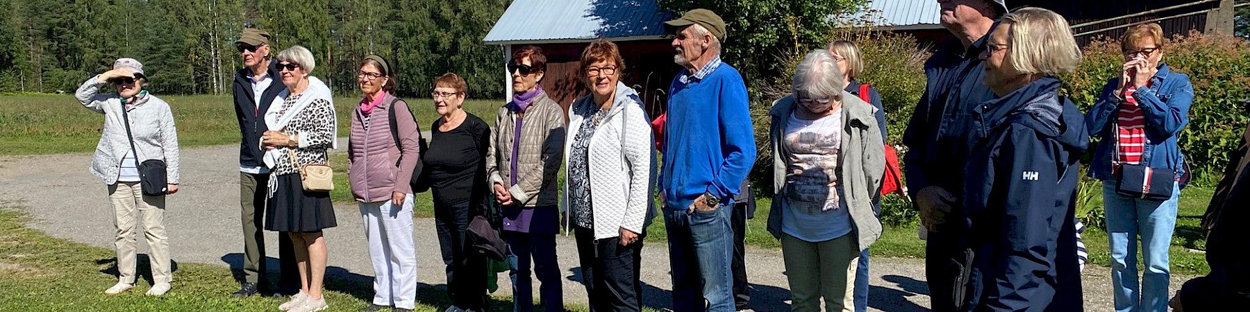 Savonlinnan seniorit maatilakävelyllä Kommerniemessä