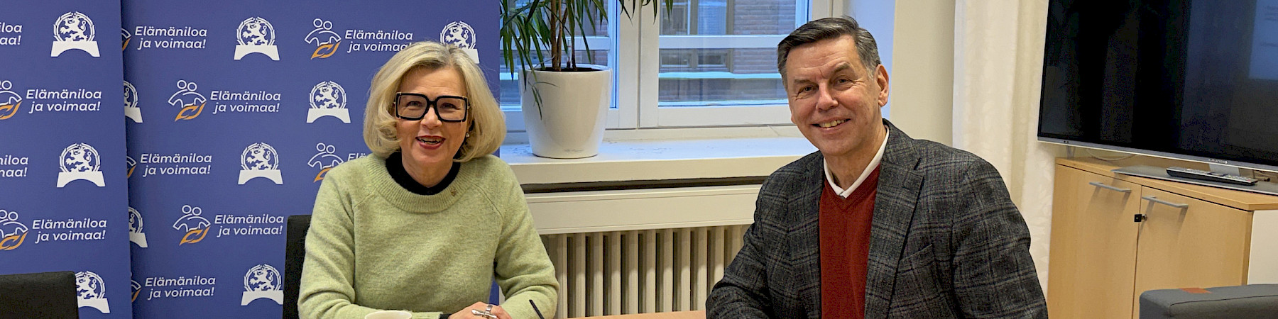 Tammenlehvän perinneliiton toiminnanjohtaja Sakari Martimo vierailulla senioriliiton toimistolla