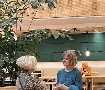 Kahvitauolla oli hyvä hetki keskustella ja verkostoitua.