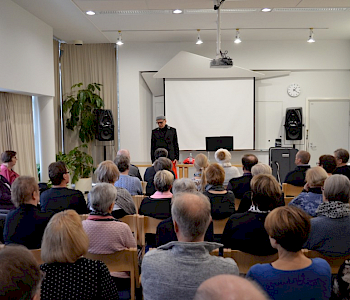 Jorma Uotinen Järvenpään Rohkeasti eläkkeelle - kurssilla 11.11.2019