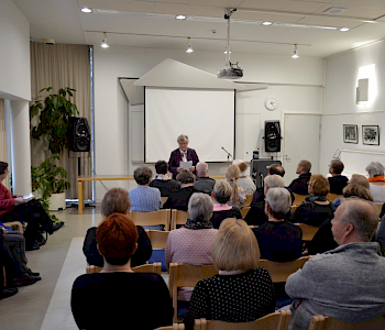Rovasti emerita Anja Hänninen puhumassa muutokseen sopeutumisesta Järvenpään Rohkeasti eläkkeelle -kurssilla 11.11.2019.