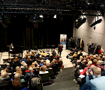 Keskustakirjasto Oodin Maijansalissa oli yli 150 kiinnostunutta kuulijaa Rohkeasti eläkkeelle -tilaisuudessa 22.11.2019.