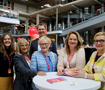 Paneelikeskustelijat Puuvillan kauppakeskuksessa. Vasemmalta: tutkijatohtori Elisa Tiilikainen, professori Herriet Finne-Soveri, Senioriliiton puheenjohtaja Anneli Taina, tietokirjailija Christina Andersson ja kansanedustaja Paula Risikko. Taaempana paneelikeskustelun juontaja, toimittaja Peter Nyman.